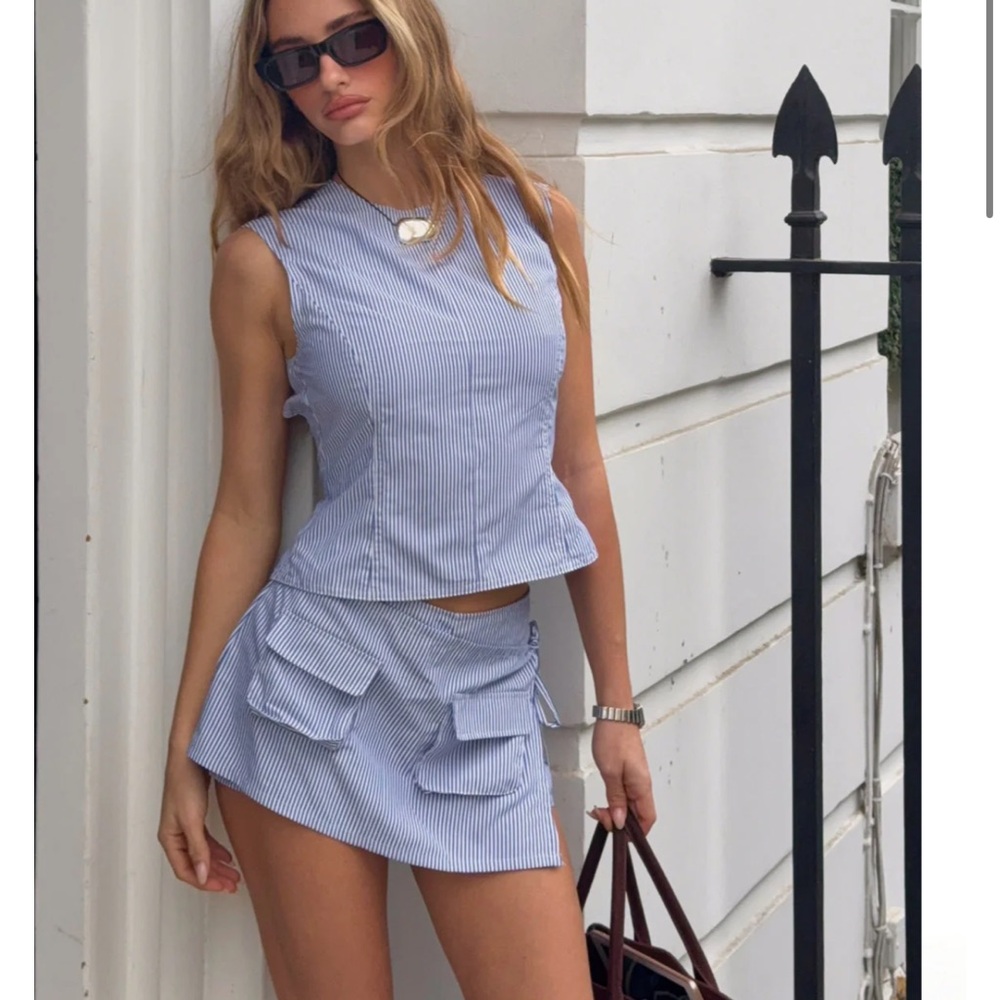 Lioness countryside top
